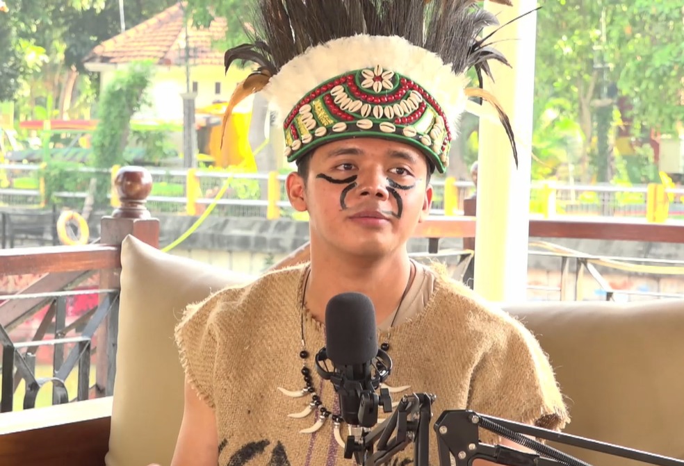 Warga Asal Lamongan Kenakan Baju Adat Papua Saat Ikuti Upacara HUT RI Ke-79, Di Grahadi