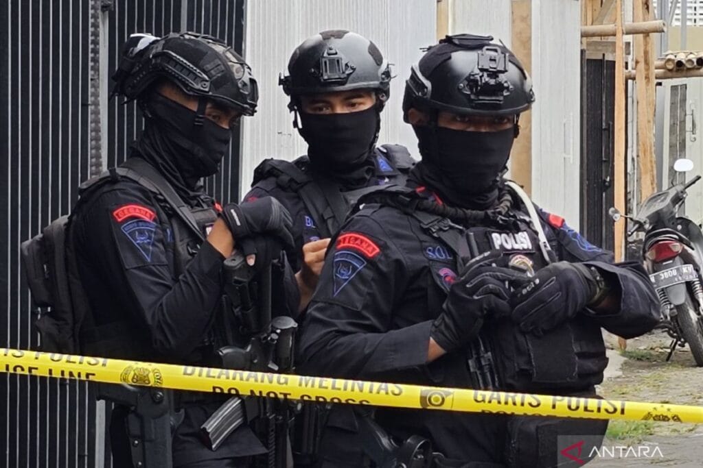 Densus 88 Antiteror Tangkap Seorang Teroris di Gorontalo Densus 88 Antiteror Tangkap Seorang Teroris di Gorontalo