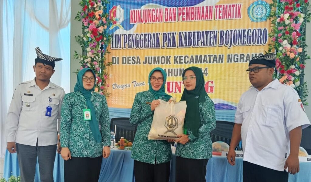 Tim Penggerak PKK Kabupaten Bojonegoro Berikan Pembinaan Tentang Stunting, di Desa Jumok, Ngraho Tim Penggerak PKK Kabupaten Bojonegoro Berikan Pembinaan Tentang Stunting, di Desa Jumok, Ngraho