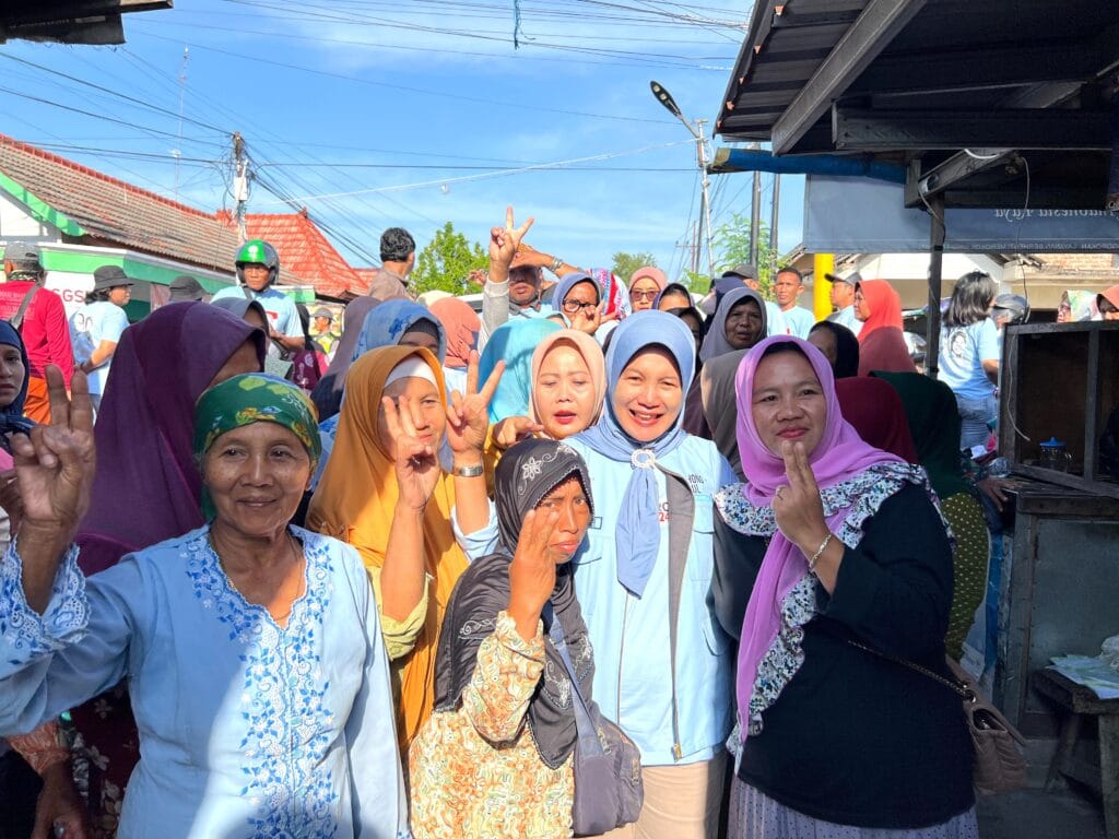 Disambut Histeris Saat Cawabup Nurul Azizah Blusukan Di Pasar Dander