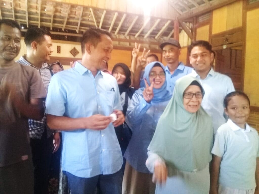 Cabup Bojonegoro Setyo Wahono Nyoblos di TPS 03 Desa Dolokgede, Tambakrejo