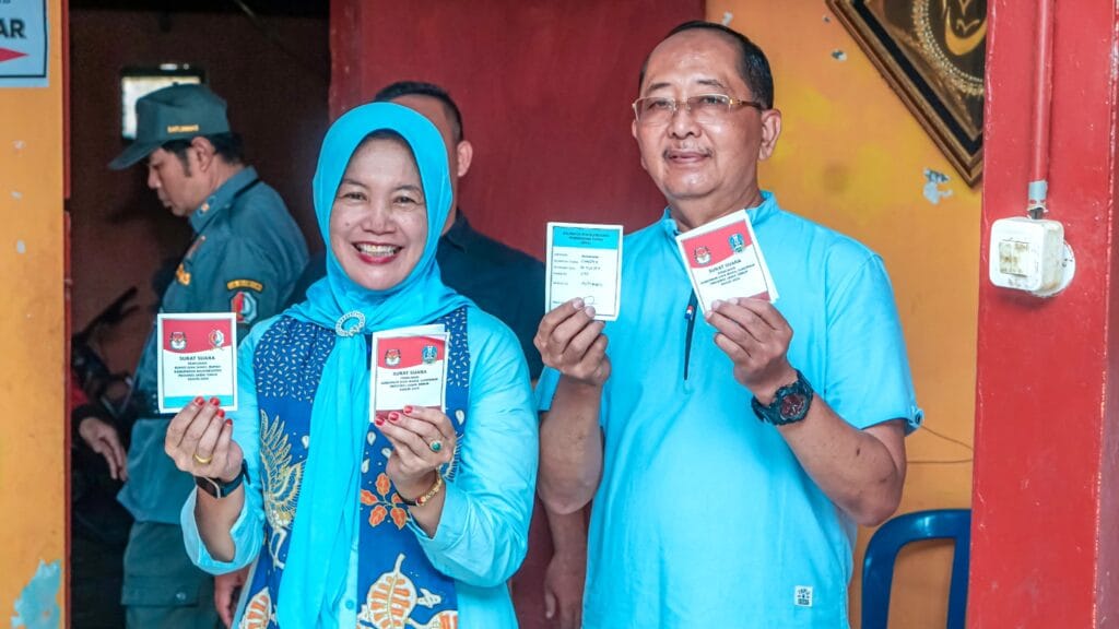 Cawabup Bojonegoro Nurul Azizah Nyoblos di TPS 03, Desa Sumbertlaseh, Dander