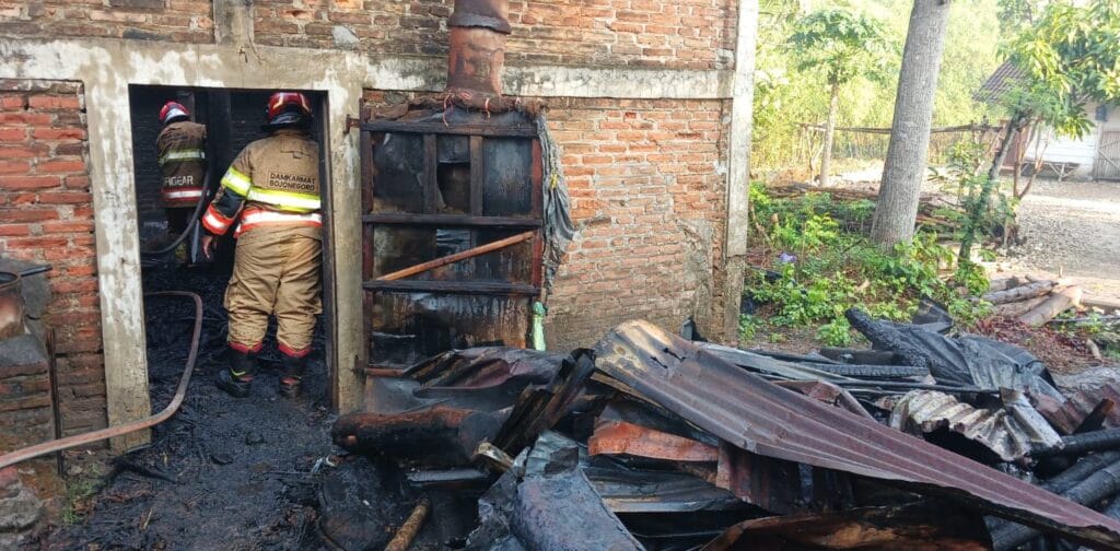 Kerugian Capai Rp 50 juta lebih, Kebakaran Oven Tembakau, Di Desa Sitiaji, Sukosewu Kerugian Capai Rp 50 juta lebih, Kebakaran Oven Tembakau, Di Desa Sitiaji, Sukosewu