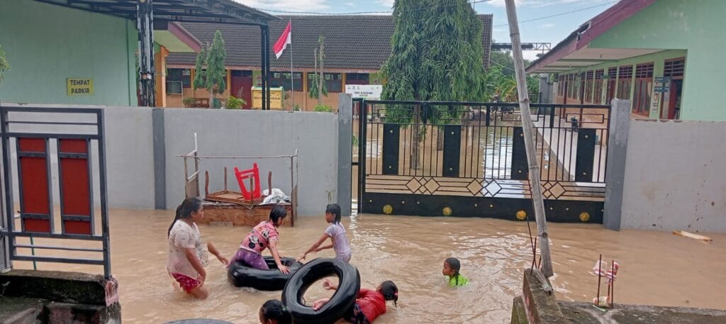 Banjir Luapan Bengawan Solo, Genangi Jalan Desa dan SDN Kalisari, Baureno Banjir Luapan Bengawan Solo, Genangi Jalan Desa dan SDN Kalisari, Baureno