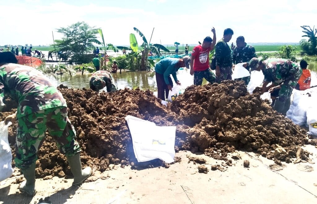 Tanggul Jebol, Masyarakat Bersama Babinsa Koramil Kanor Bergotong-royong Memperbaikinya Tanggul Jebol, Masyarakat Bersama Babinsa Koramil Kanor Bergotong-royong Memperbaikinya