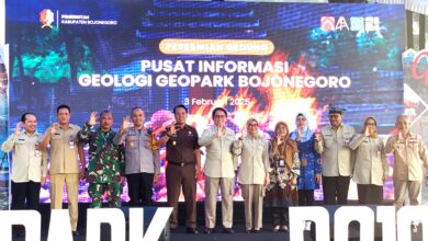 Pj Bupati Bojonegoro Adriyanto berfotobersama saat peresmian gedung Pusat Informasi Geologi (PIG) Geopark Bojonegoro, yang berada di Jalan Panglima Sudirman No 24.Bojonegoro, Senin (3/2/2025)