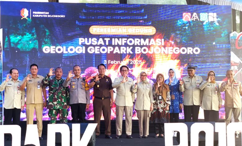 Pj Bupati Bojonegoro Adriyanto berfotobersama saat peresmian gedung Pusat Informasi Geologi (PIG) Geopark Bojonegoro, yang berada di Jalan Panglima Sudirman No 24.Bojonegoro, Senin (3/2/2025)