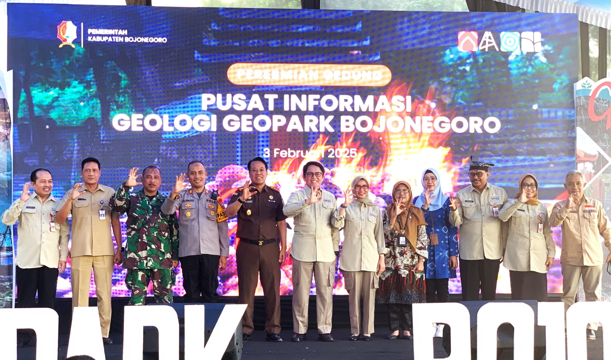 Pj Bupati Bojonegoro Adriyanto berfotobersama saat peresmian gedung Pusat Informasi Geologi (PIG) Geopark Bojonegoro, yang berada di Jalan Panglima Sudirman No 24.Bojonegoro, Senin (3/2/2025)