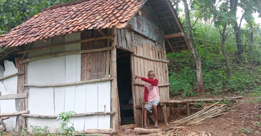 Nasib Tragis Mbah Warman Yang Hidup Sebatang Kara, di Hutan Jati, Dusun Singget, Desa Beji, Kedewan