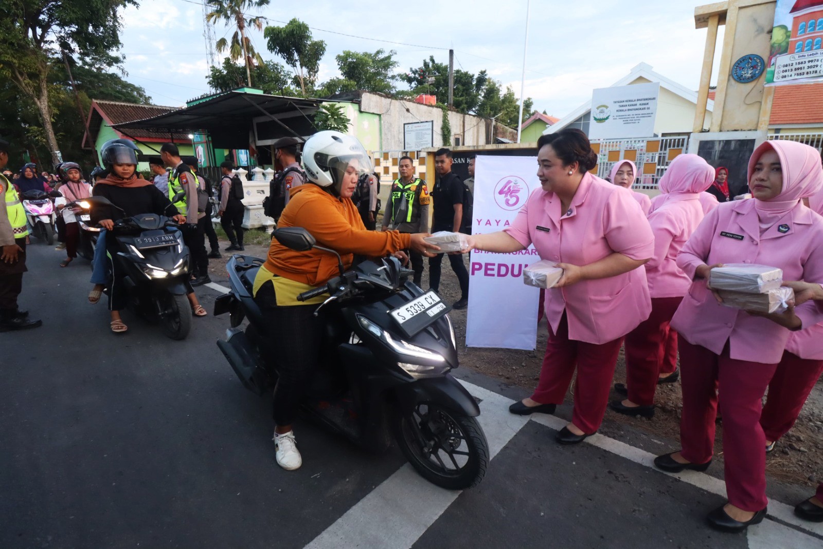 Polres Bojonegoro Gelar Aksi Sosial Bagi-bagi Takjil, di Raya Banjarjo, Padangan