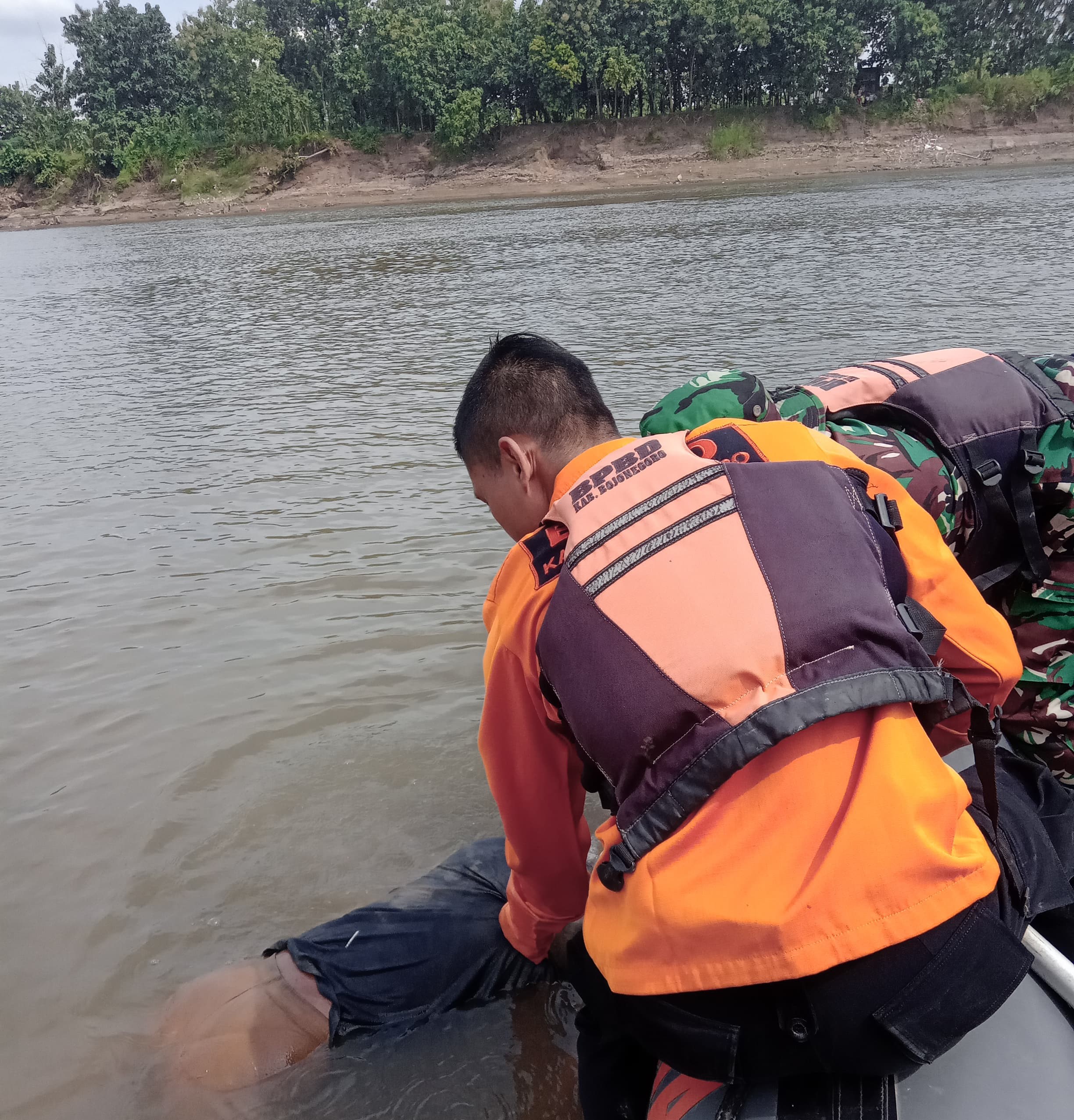 Jenazah Mr X Yang Mengapung Di Bengawan Solo, Desa Tembeling, Kasiman, Dievakuasi BPBD Bojonegoro