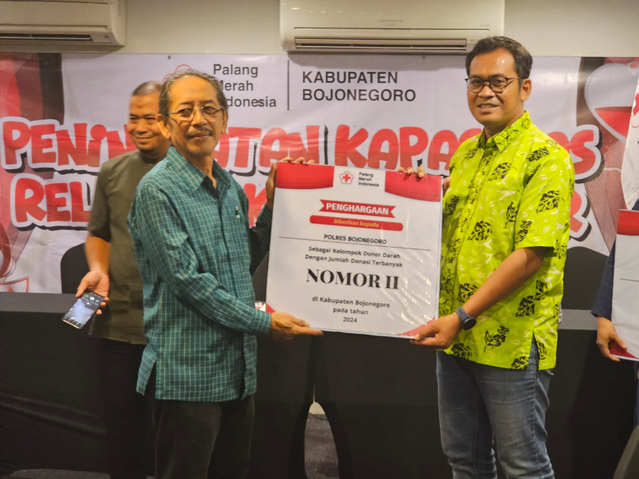 PMI Bojonegoro Beri Penghargaan Kepada Polres Bojonegoro Sebagai Pendonor Terbanyak