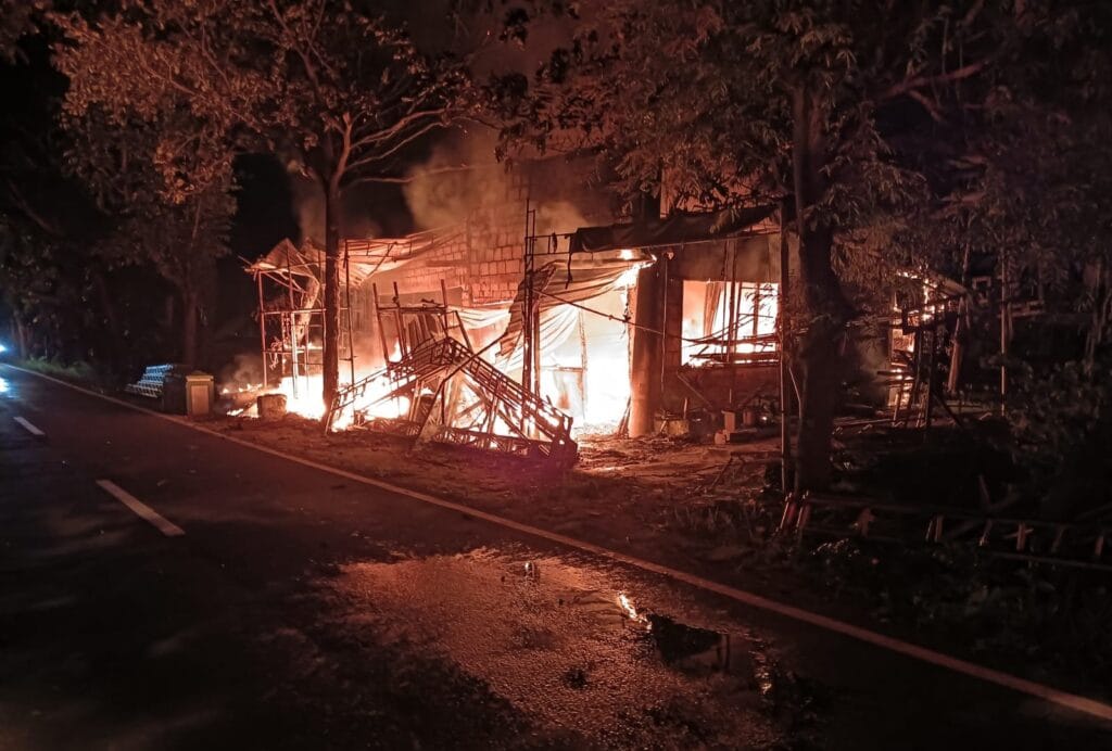 Rumah Berisikan Peralatan Pesta dan 1 Unit Motor, Ludes Terbakar, di Sidodadi, Sukosewu Rumah Berisikan Peralatan Pesta dan 1 Unit Motor, Ludes Terbakar, di Sidodadi, Sukosewu