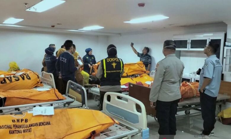 12 Jenazah Korban Kecelakaan Bus ALS, Mulai Diserahkan Ke Keluarganya 12 Jenazah Korban Kecelakaan Bus ALS, Mulai Diserahkan Ke Keluarganya