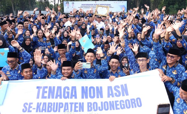 3.129 CPNS dan PPPK Bojonegoro Terima SK Pengangkatan, Bupati Wahono Tekankan Target Kinerja 3.129 CPNS dan PPPK Bojonegoro Terima SK Pengangkatan, Bupati Wahono Tekankan Target Kinerja