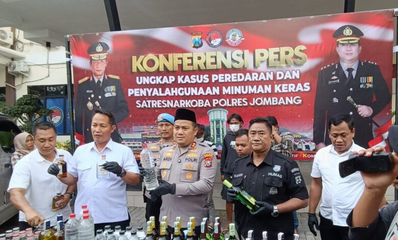 716 Botol Miras Berbagai Merk Beserta 3 Palakunya Berhasil Diamankan Polres Jombang 716 Botol Miras Berbagai Merk Beserta 3 Palakunya Berhasil Diamankan Polres Jombang