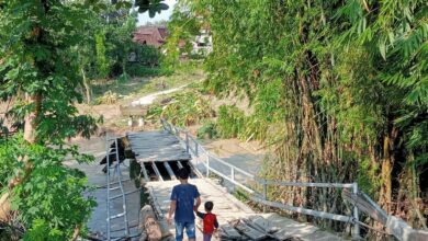 Akibat Banjir Bandang Kali Gandong, Jembatan Penghubung Ngrejeng – Mojodelik Ambruk dan Putus Sepanjang 20 Meter