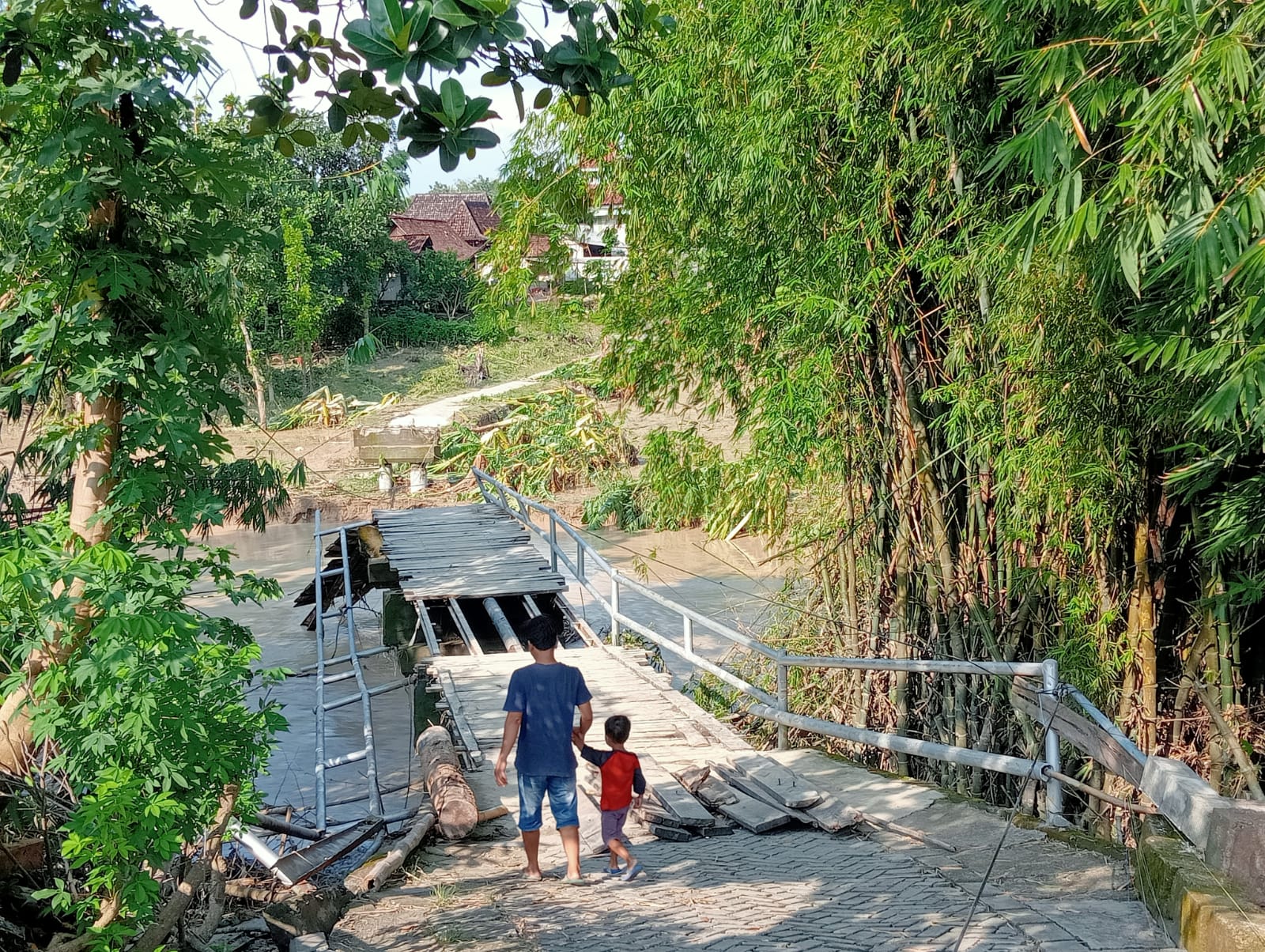 Akibat Banjir Bandang Kali Gandong, Jembatan Penghubung Ngrejeng – Mojodelik Ambruk dan Putus Sepanjang 20 Meter