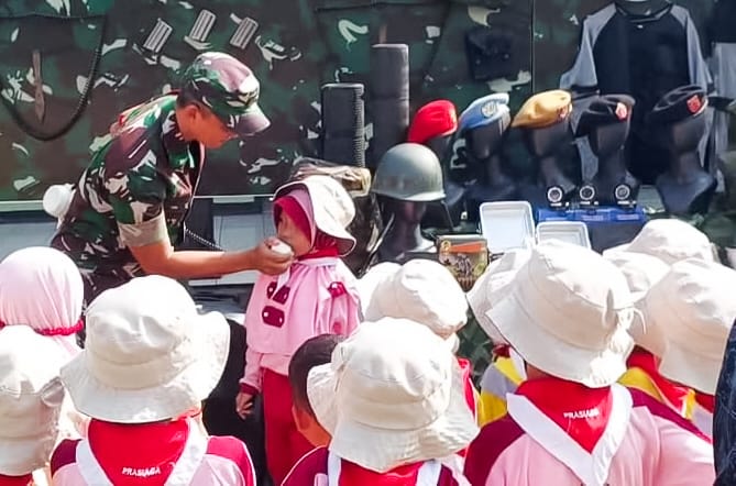 Anak-anak TK/RA Miftakhul Ulum, Lamongan, Kunjungi Markas Koramil Sumberrejo, Bojonegoro Anak-anak TK/RA Miftakhul Ulum, Lamongan, Kunjungi Markas Koramil Sumberrejo, Bojonegoro