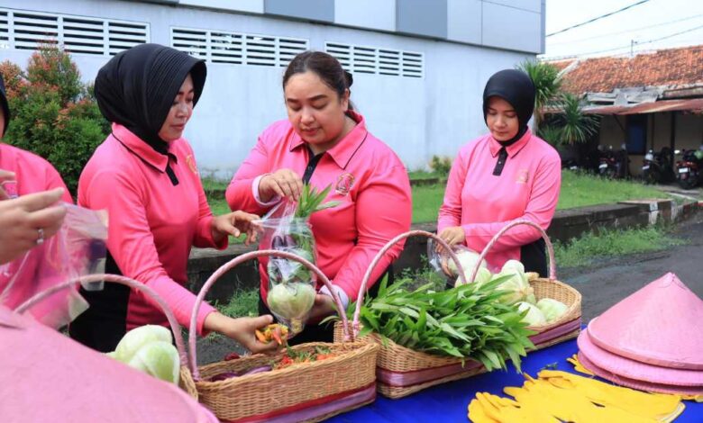 Dukung Ketahanan Pangan, Bhayangkari Bojonegoro Berhasil Panen Sayuran Dukung Ketahanan Pangan, Bhayangkari Bojonegoro Berhasil Panen Sayuran