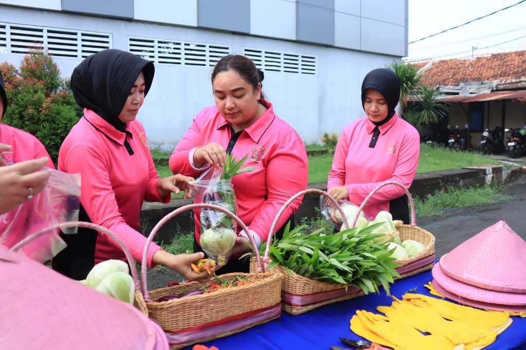 Dukung Ketahanan Pangan, Bhayangkari Bojonegoro Berhasil Panen Sayuran