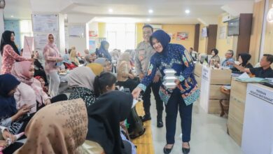 Jum’at Berkah, Polres Bojonegoro Bagikan Nasi Kotak Kepada Para Pemohon SKCK