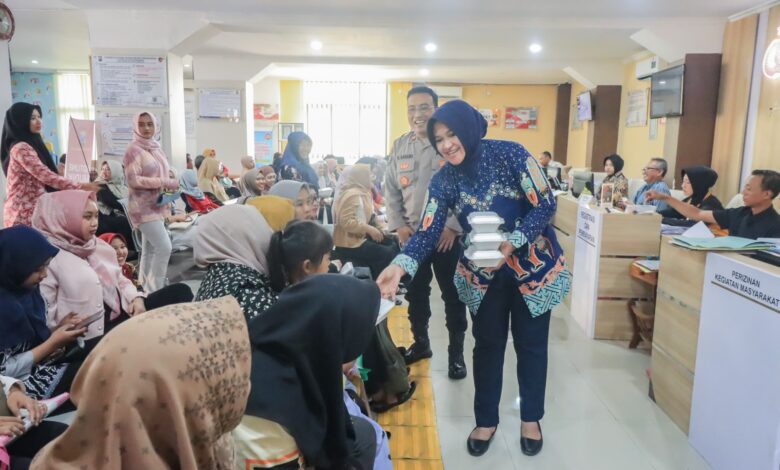 Jum’at Berkah, Polres Bojonegoro Bagikan Nasi Kotak Kepada Para Pemohon SKCK Jum’at Berkah, Polres Bojonegoro Bagikan Nasi Kotak Kepada Para Pemohon SKCK