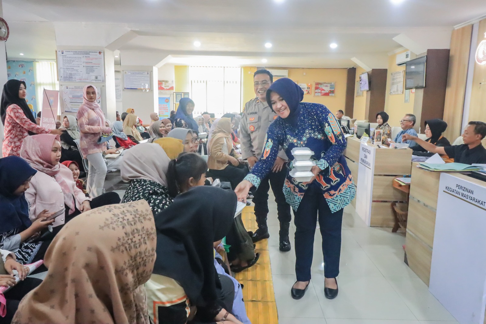 Jum’at Berkah, Polres Bojonegoro Bagikan Nasi Kotak Kepada Para Pemohon SKCK
