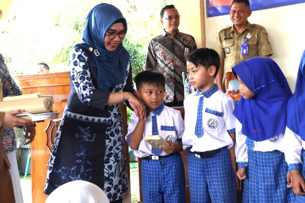 Ketua TP Posyandu Bojonegoro Cantika Wahono, Semangati Posyandu Desa Sukowati, Kapas, Yang Masuk Juara 5 Besar Se-Jawa Timur