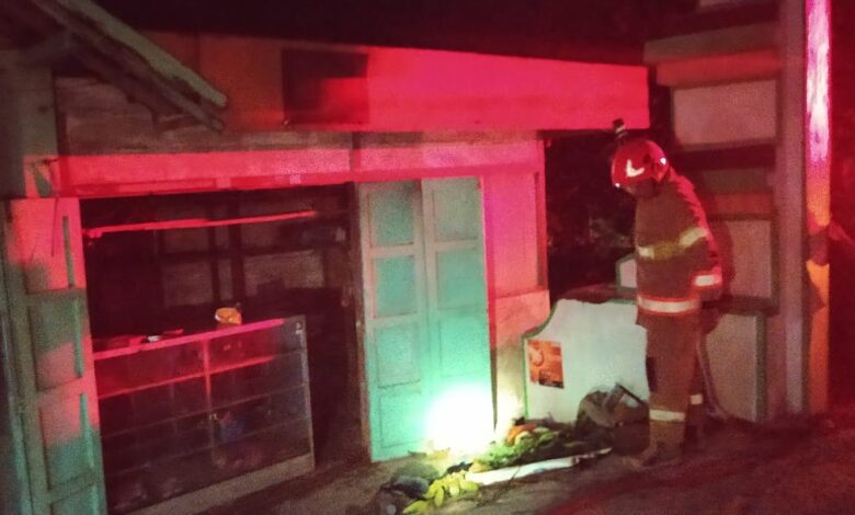 Mengisi Pertalite Ke Botol Dan Tersambar Api Lilin, Sebabkan Kebakaran, di Malo, Bojonegoro Mengisi Pertalite Ke Botol Dan Tersambar Api Lilin, Sebabkan Kebakaran, di Malo, Bojonegoro