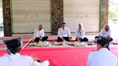 Ngopi (Ngobrol Bareng Pak Bupati) Dengan Para Pedagang, Digelar Ala Lesehan, di Taman Rajekwesi