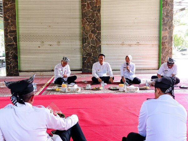 Ngopi (Ngobrol Bareng Pak Bupati) Dengan Para Pedagang, Digelar Ala Lesehan, di Taman Rajekwesi