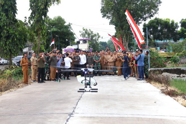 Pemkab Bojonegoro Luncurkan Drone Spayer, Inovasi Teknologi Untuk Pertanian dan Berkelanjutan Pemkab Bojonegoro Luncurkan Drone Spayer, Inovasi Teknologi Untuk Pertanian dan Berkelanjutan