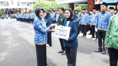 Peringati Hardiknas 2025, Pemkab Bojonegoro Salurkan Beasiswa Untuk Warganya Hingga Perguruan Tinggi