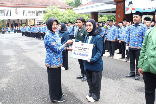 Peringati Hardiknas 2025, Pemkab Bojonegoro Salurkan Beasiswa Untuk Warganya Hingga Perguruan Tinggi Peringati Hardiknas 2025, Pemkab Bojonegoro Salurkan Beasiswa Untuk Warganya Hingga Perguruan Tinggi