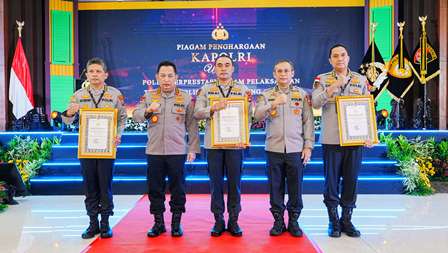 Raih 3 Penghargaan, Kapolri Nobatkan Polda Jatim Terbaik Mendukung Asta Cita Raih 3 Penghargaan, Kapolri Nobatkan Polda Jatim Terbaik Mendukung Asta Cita