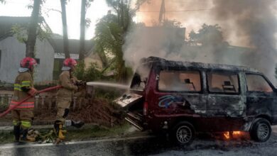 Terbakar, Mobil Carry di Jalan Raya Temayang, Bojonegoro, Diduga Akibat Konsleting Dengan Tangki BBM