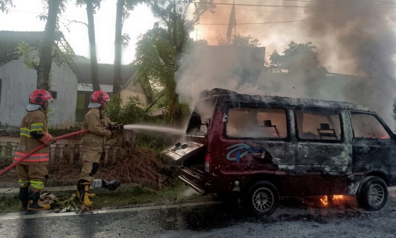 Terbakar, Mobil Carry di Jalan Raya Temayang, Bojonegoro, Diduga Akibat Konsleting Dengan Tangki BBM Terbakar, Mobil Carry di Jalan Raya Temayang, Bojonegoro, Diduga Akibat Konsleting Dengan Tangki BBM