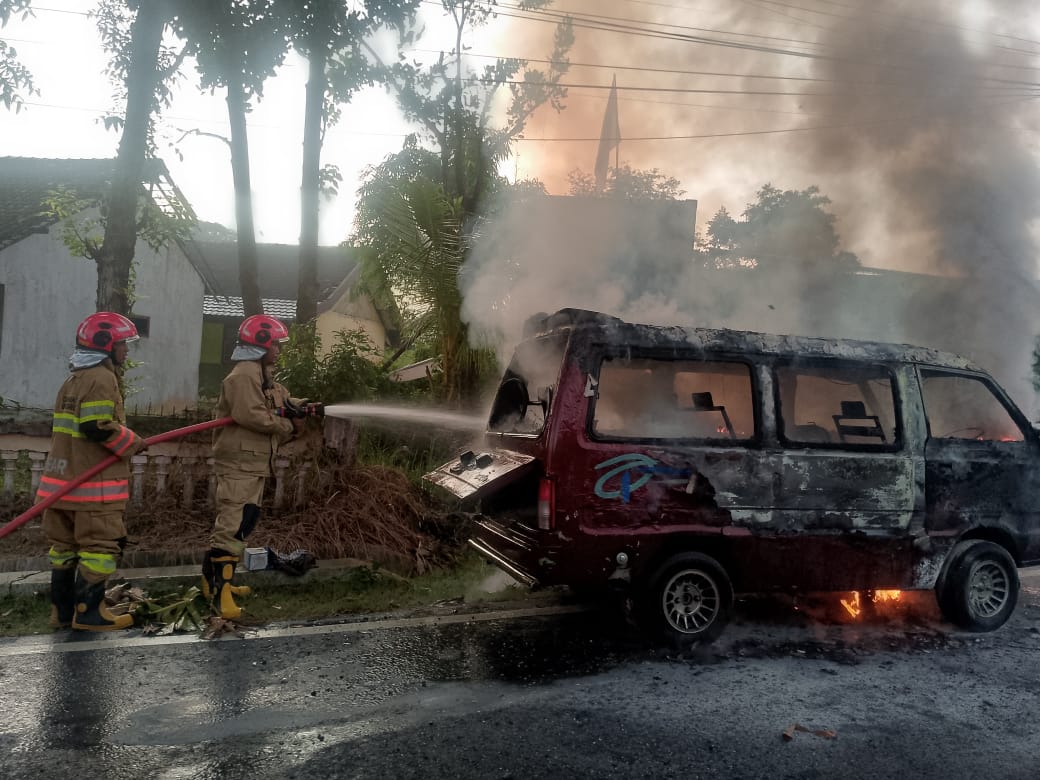 Terbakar, Mobil Carry di Jalan Raya Temayang, Bojonegoro, Diduga Akibat Konsleting Dengan Tangki BBM
