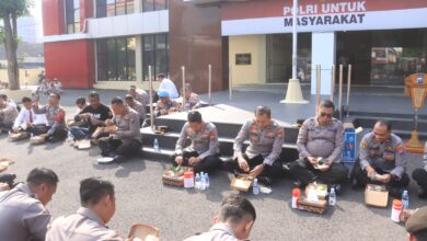 Usai Apel Pagi, Kapolres Bojonegoro AKBP Mario Prahatinto, Ajak Anggotanya Sarapan Pagi Bersama