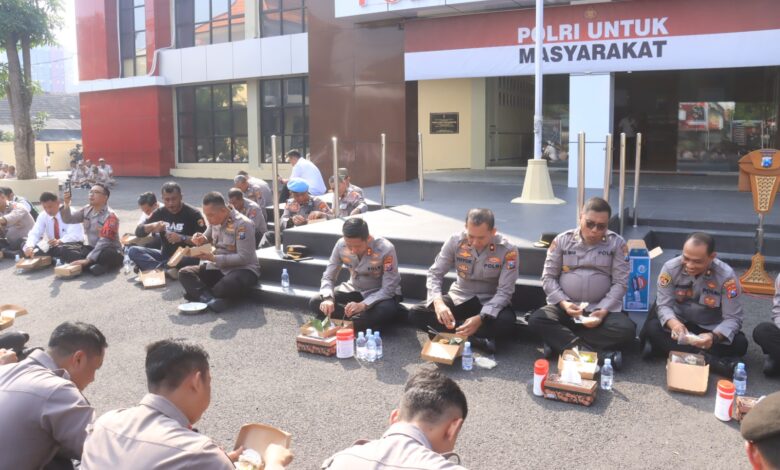 Usai Apel Pagi, Kapolres Bojonegoro AKBP Mario Prahatinto, Ajak Anggotanya Sarapan Pagi Bersama Usai Apel Pagi, Kapolres Bojonegoro AKBP Mario Prahatinto, Ajak Anggotanya Sarapan Pagi Bersama