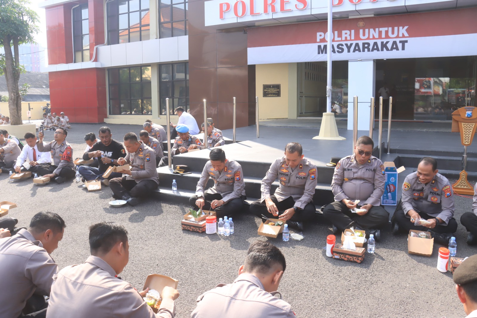 Usai Apel Pagi, Kapolres Bojonegoro AKBP Mario Prahatinto, Ajak Anggotanya Sarapan Pagi Bersama