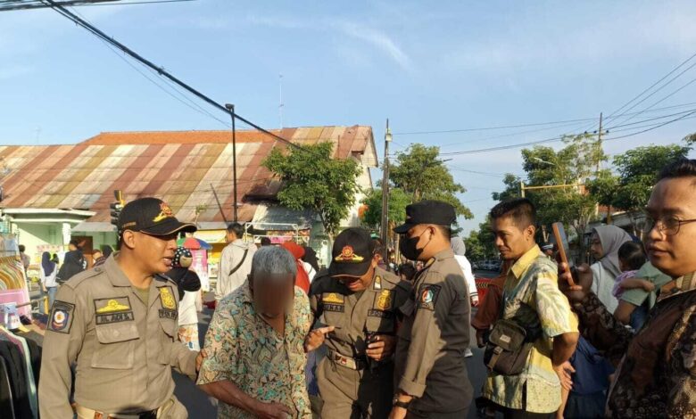 6 Penyandang Masalah Kesejahteraan Sosial (PMKS) berhasil Diamakan Dalam Operasi Gabungan Satpol PP dan Dinsos Bojonegoro 6 Penyandang Masalah Kesejahteraan Sosial (PMKS) berhasil Diamakan Dalam Operasi Gabungan Satpol PP dan Dinsos Bojonegoro
