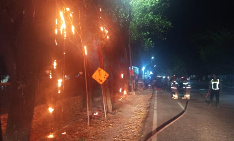Akibat Seorang Warga Membakar Sampah, Kabel Telkom dan Kabel Wi-Fi, di Raya Talun, Sumberrejo, Alami Kebakaran Akibat Seorang Warga Membakar Sampah, Kabel Telkom dan Kabel Wi-Fi, di Raya Talun, Sumberrejo, Alami Kebakaran