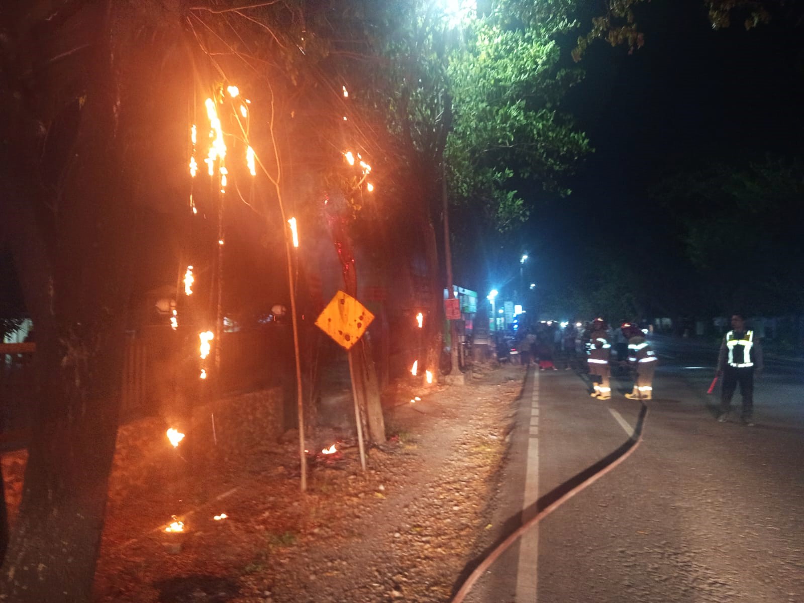 Akibat Seorang Warga Membakar Sampah, Kabel Telkom dan Kabel Wi-Fi, di Raya Talun, Sumberrejo, Alami Kebakaran