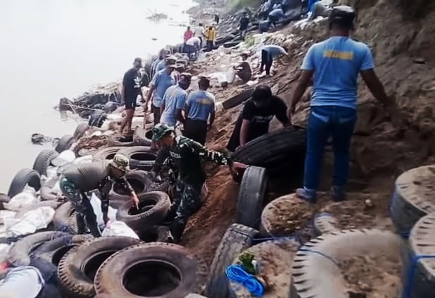 Babinsa Koramil 11/Padangan, Kodim 0813 Bojonegoro Bersama Warga Banjarjo, Pasang Tanggul Penahan Bengawan Solo Yang Longsor