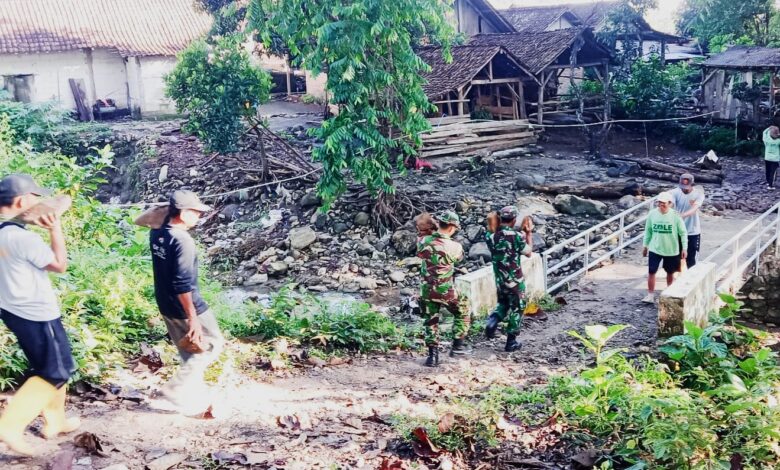 Babinsa Posramil 19/Gondang Kodim 0813 Bojonegoro, Bersama Warga Sambongrejo, Membangun Bronjong dan Jalan Makadam Babinsa Posramil 19/Gondang Kodim 0813 Bojonegoro, Bersama Warga Sambongrejo, Membangun Bronjong dan Jalan Makadam