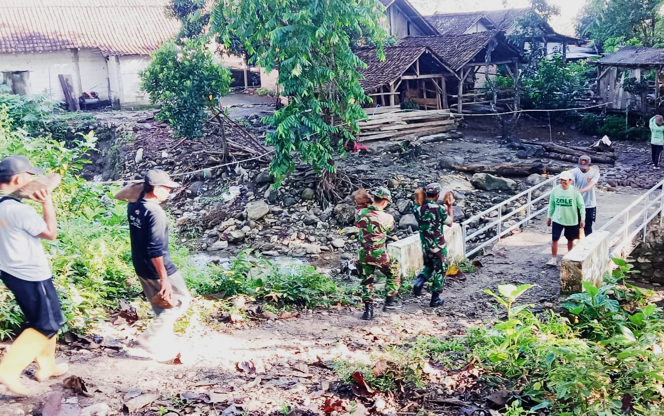 Babinsa Posramil 19/Gondang Kodim 0813 Bojonegoro, Bersama Warga Sambongrejo, Membangun Bronjong dan Jalan Makadam