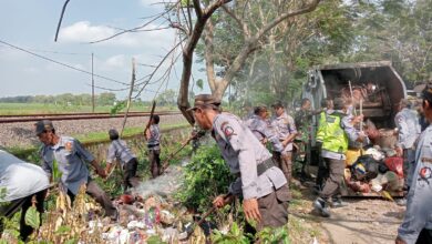Bersihkan Sampah Menggunung di Raya Sraturejo, DLH Bojonegoro Bersinergi dengan Forkopimcam Baureno dan Pemdes Sraturejo