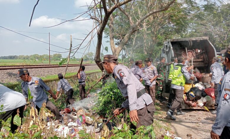 Bersihkan Sampah Menggunung di Raya Sraturejo, DLH Bojonegoro Bersinergi dengan Forkopimcam Baureno dan Pemdes Sraturejo Bersihkan Sampah Menggunung di Raya Sraturejo, DLH Bojonegoro Bersinergi dengan Forkopimcam Baureno dan Pemdes Sraturejo